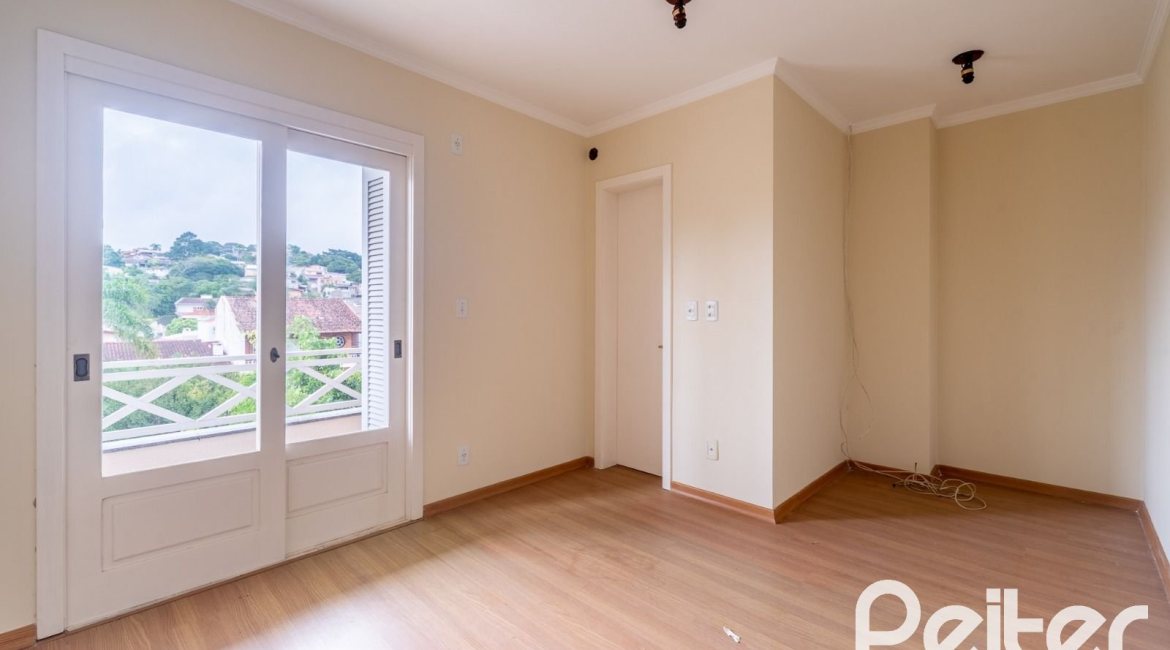 Casa à venda com 208m², 3 dormitórios, 1 suíte, 4 vagas, no bairro Ipanema em Porto Alegre