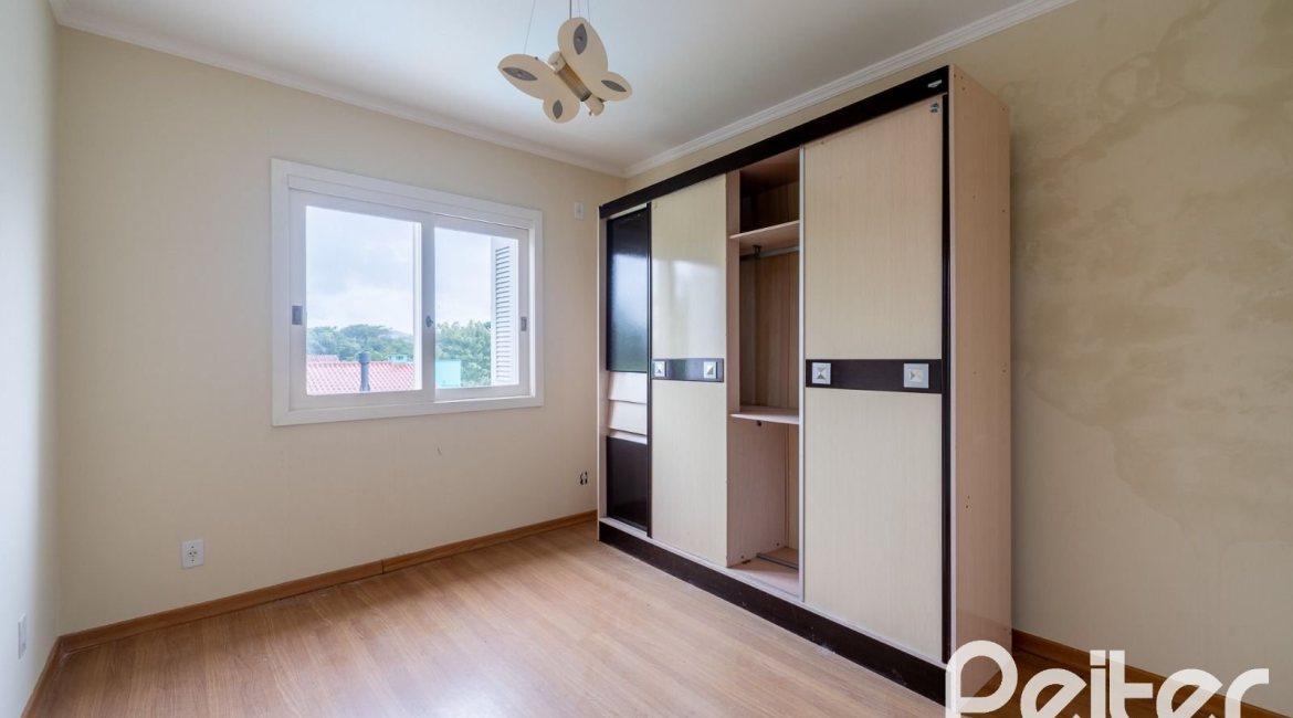 Casa à venda com 208m², 3 dormitórios, 1 suíte, 4 vagas, no bairro Ipanema em Porto Alegre