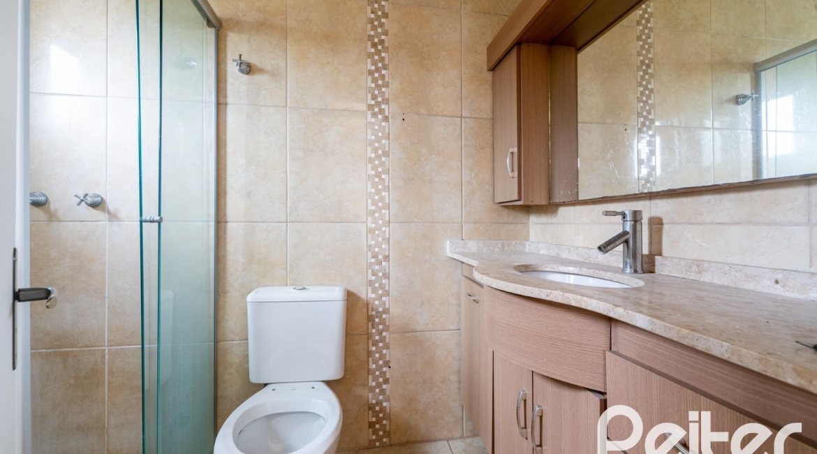 Casa à venda com 208m², 3 dormitórios, 1 suíte, 4 vagas, no bairro Ipanema em Porto Alegre