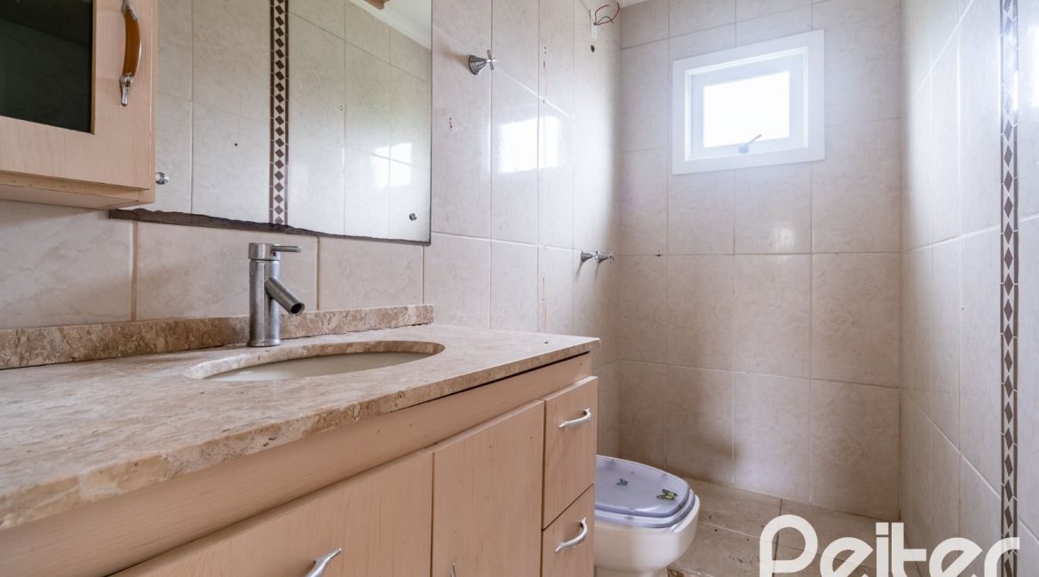 Casa à venda com 208m², 3 dormitórios, 1 suíte, 4 vagas, no bairro Ipanema em Porto Alegre