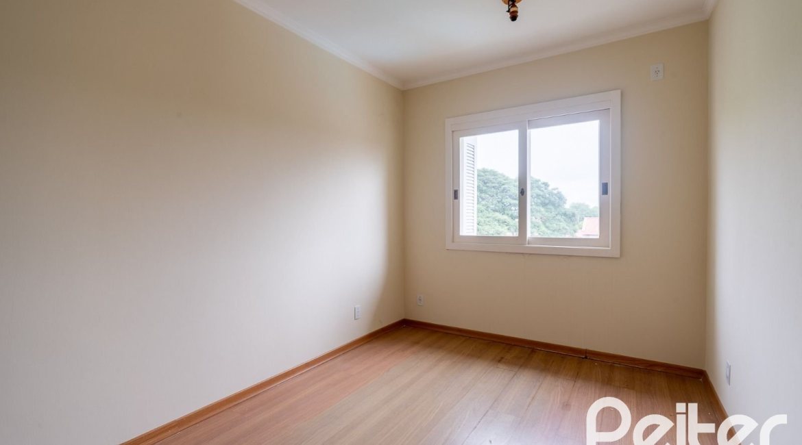 Casa à venda com 208m², 3 dormitórios, 1 suíte, 4 vagas, no bairro Ipanema em Porto Alegre