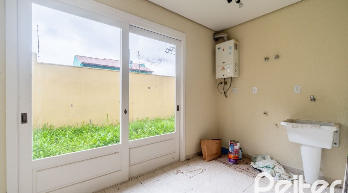 Casa à venda com 208m², 3 dormitórios, 1 suíte, 4 vagas, no bairro Ipanema em Porto Alegre