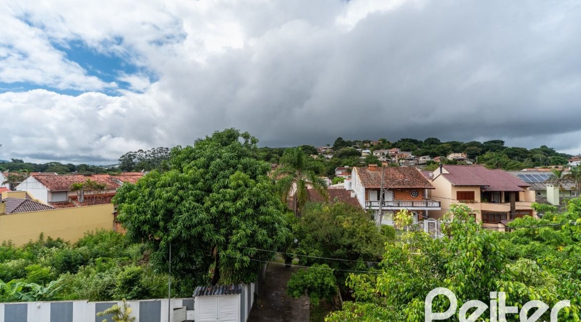 Casa à venda com 208m², 3 dormitórios, 1 suíte, 4 vagas, no bairro Ipanema em Porto Alegre