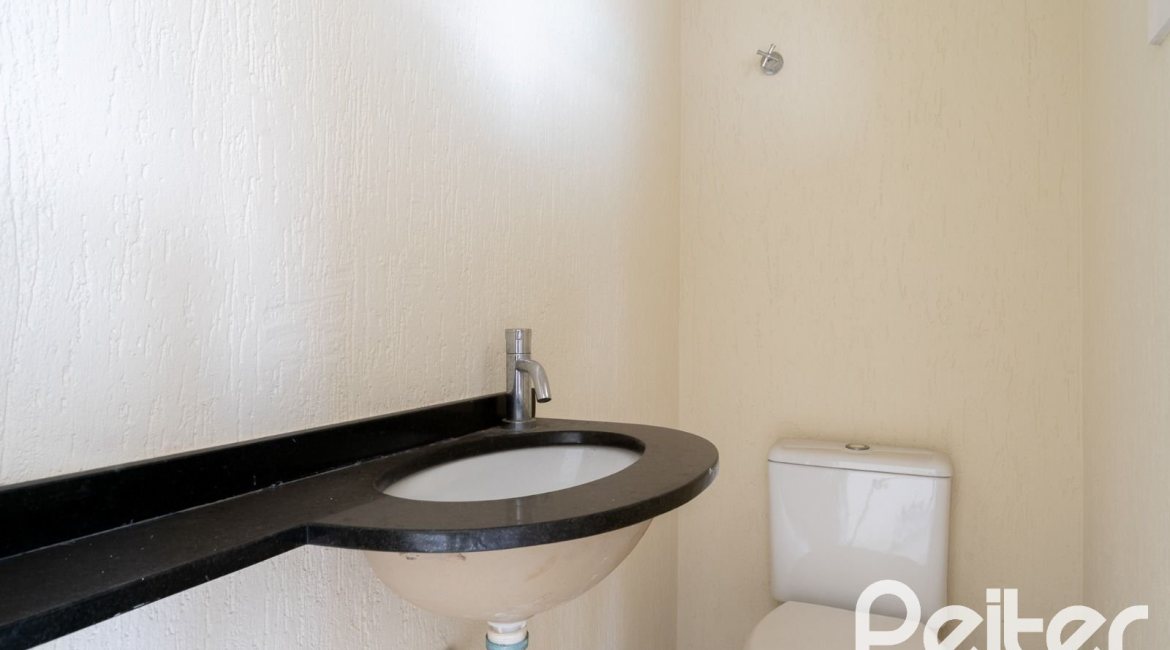 Casa à venda com 208m², 3 dormitórios, 1 suíte, 4 vagas, no bairro Ipanema em Porto Alegre