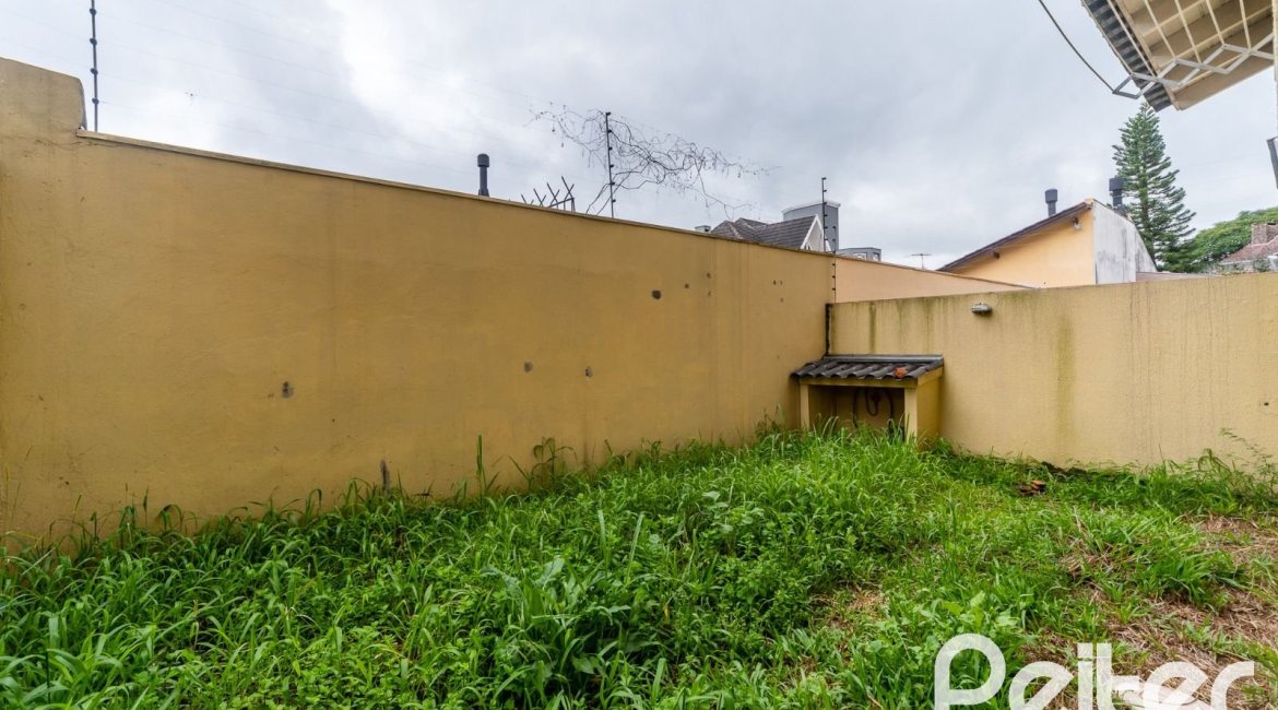 Casa à venda com 208m², 3 dormitórios, 1 suíte, 4 vagas, no bairro Ipanema em Porto Alegre