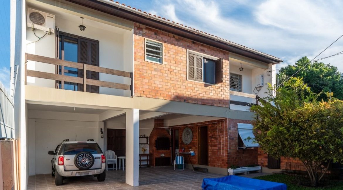 Casa à venda com 254m², 3 dormitórios, 4 vagas, no bairro Tristeza em Porto Alegre