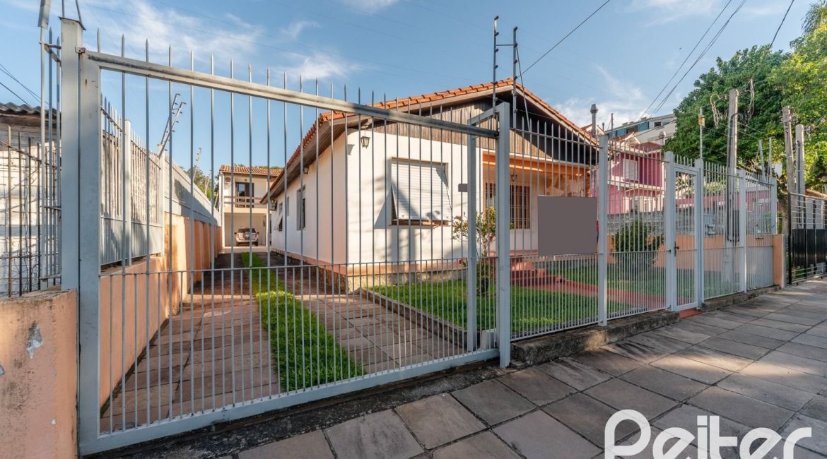 Casa à venda com 254m², 3 dormitórios, 4 vagas, no bairro Tristeza em Porto Alegre