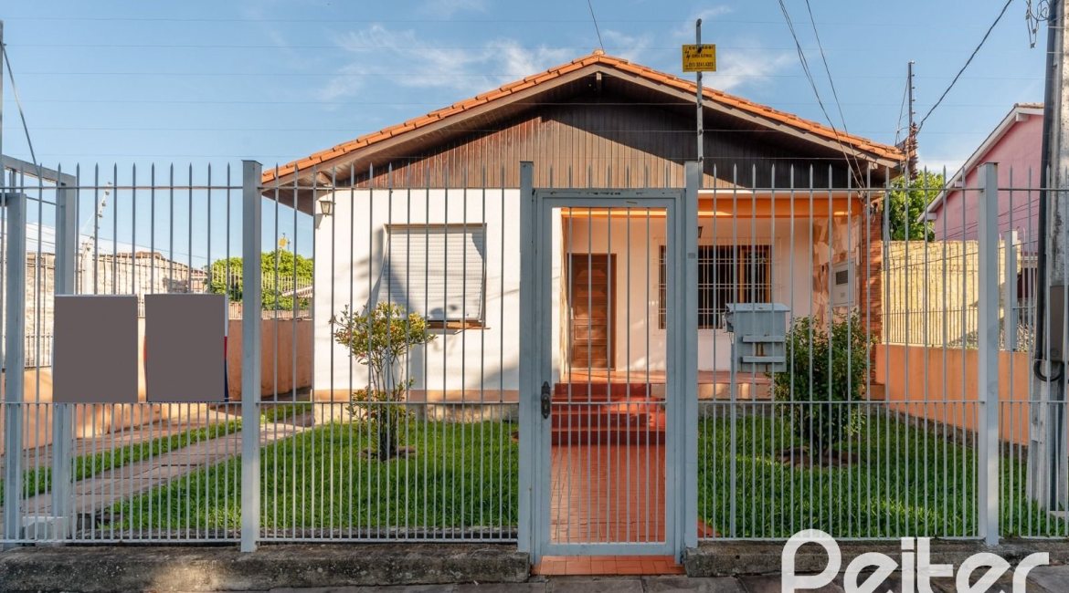 Casa à venda com 254m², 3 dormitórios, 4 vagas, no bairro Tristeza em Porto Alegre