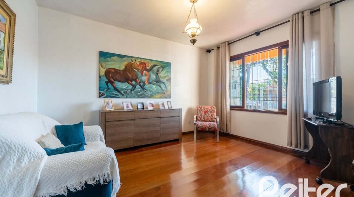 Casa à venda com 254m², 3 dormitórios, 4 vagas, no bairro Tristeza em Porto Alegre