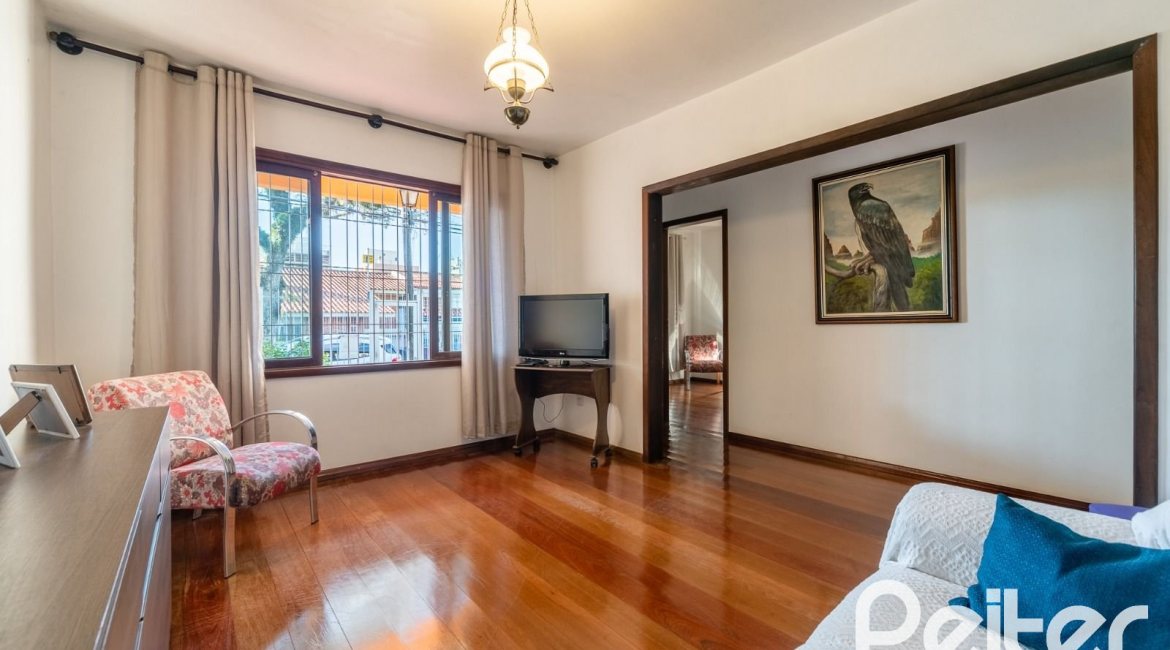 Casa à venda com 254m², 3 dormitórios, 4 vagas, no bairro Tristeza em Porto Alegre