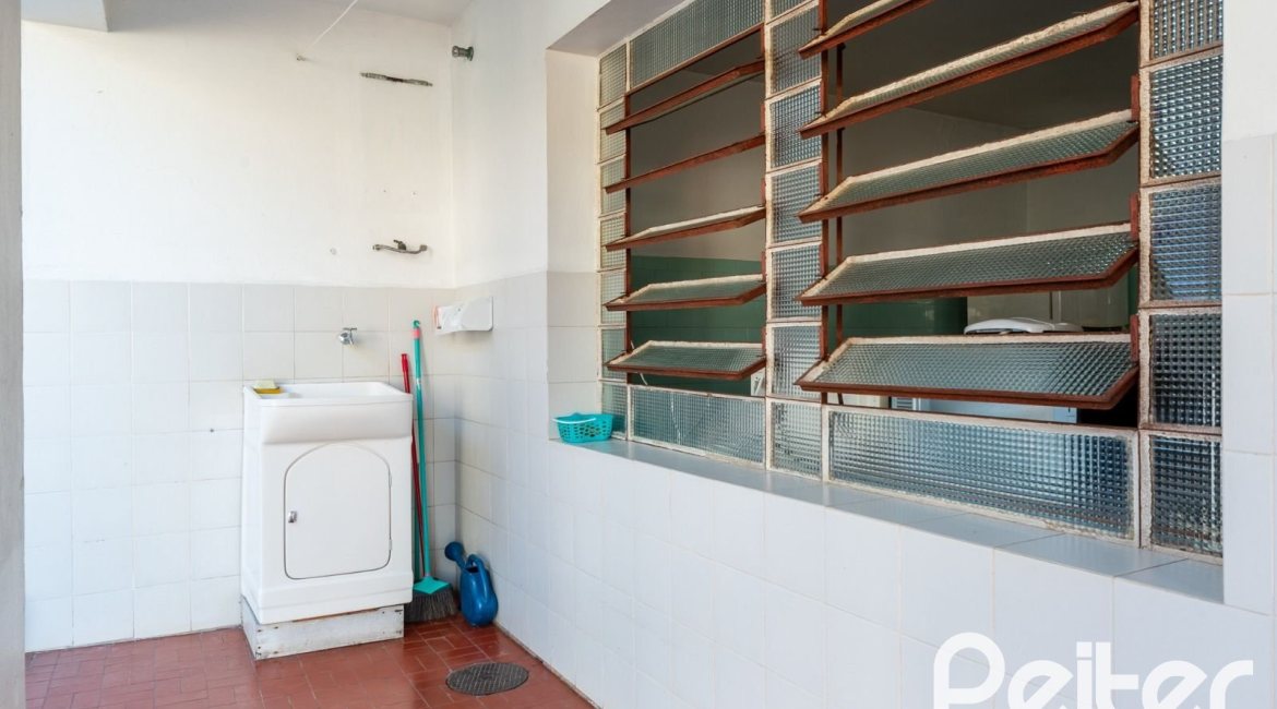 Casa à venda com 254m², 3 dormitórios, 4 vagas, no bairro Tristeza em Porto Alegre