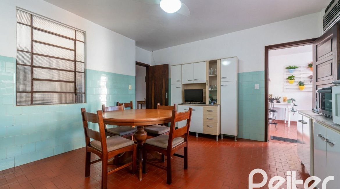 Casa à venda com 254m², 3 dormitórios, 4 vagas, no bairro Tristeza em Porto Alegre