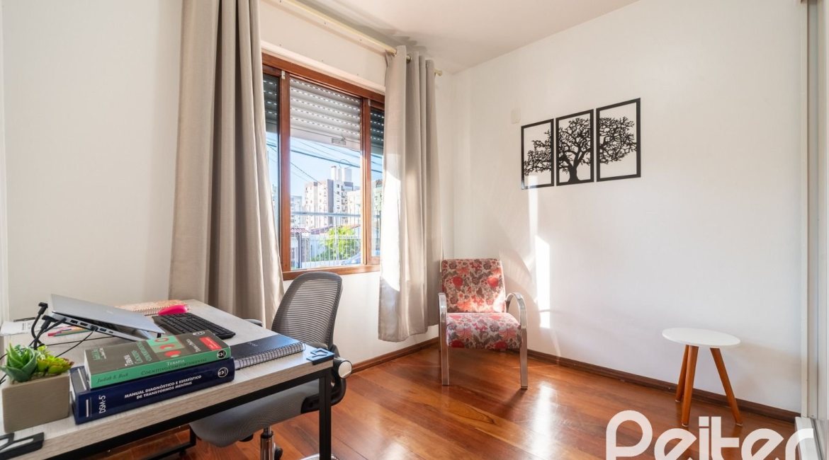 Casa à venda com 254m², 3 dormitórios, 4 vagas, no bairro Tristeza em Porto Alegre