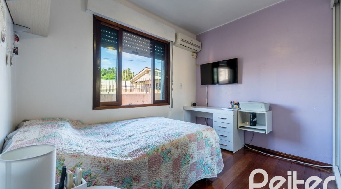 Casa à venda com 254m², 3 dormitórios, 4 vagas, no bairro Tristeza em Porto Alegre