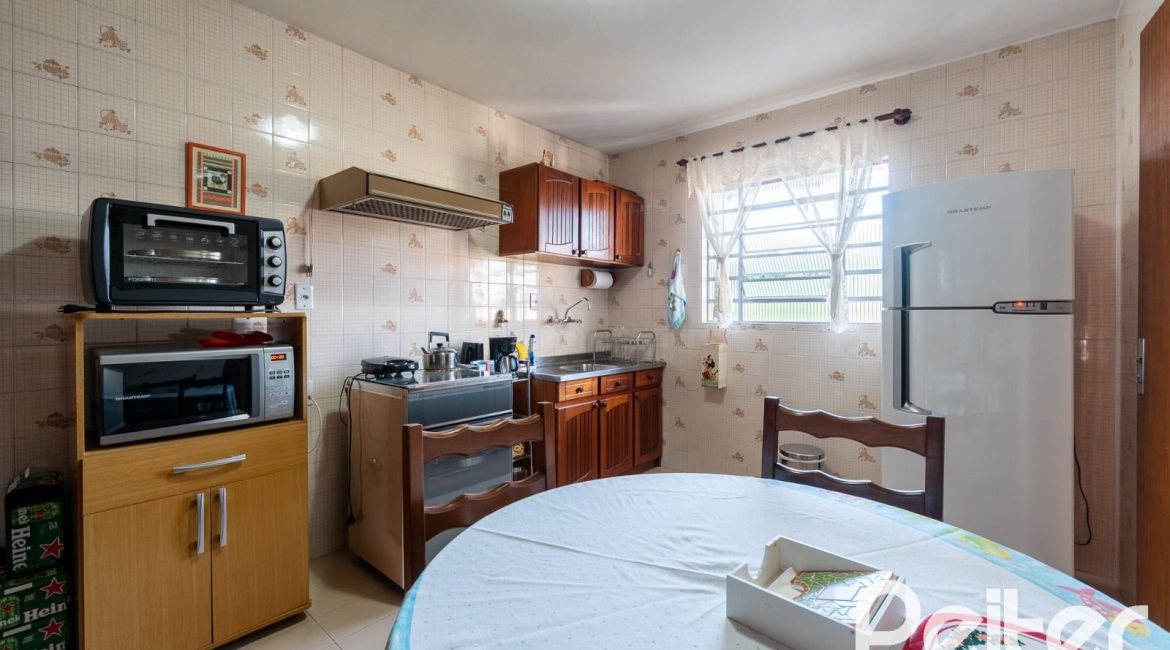 Casa à venda com 254m², 3 dormitórios, 4 vagas, no bairro Tristeza em Porto Alegre