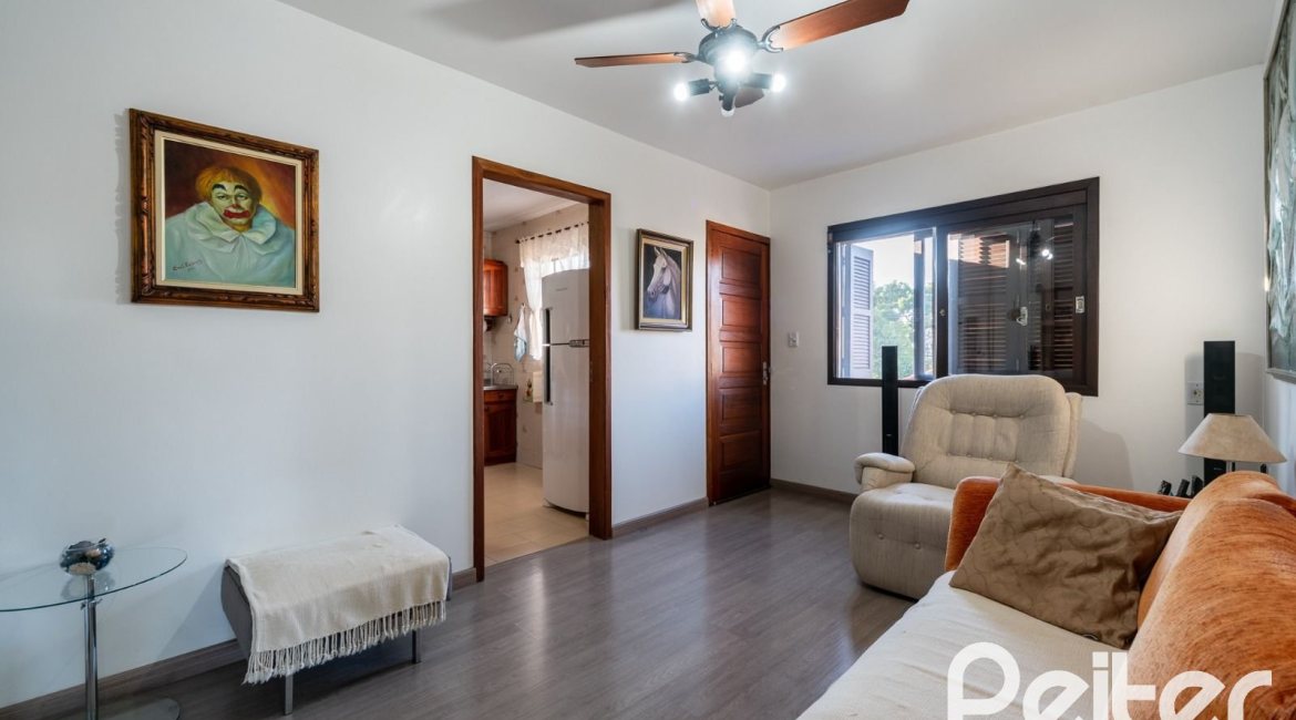 Casa à venda com 254m², 3 dormitórios, 4 vagas, no bairro Tristeza em Porto Alegre