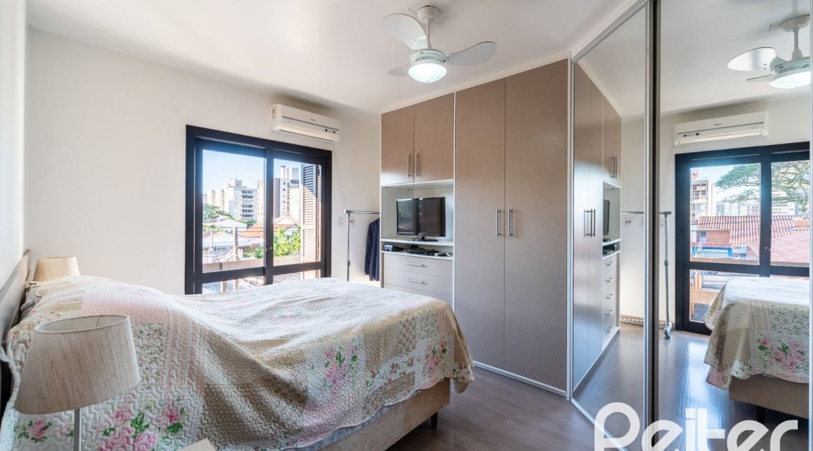 Casa à venda com 254m², 3 dormitórios, 4 vagas, no bairro Tristeza em Porto Alegre