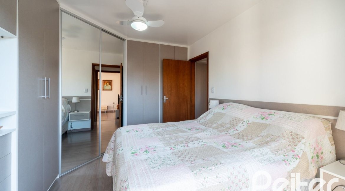 Casa à venda com 254m², 3 dormitórios, 4 vagas, no bairro Tristeza em Porto Alegre