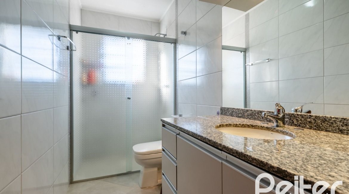 Casa à venda com 254m², 3 dormitórios, 4 vagas, no bairro Tristeza em Porto Alegre