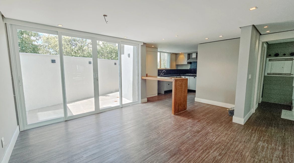 Casa em Condomínio à venda com 271m², 3 dormitórios, 1 suíte, 2 vagas, no bairro Vila Assunção em Porto Alegre