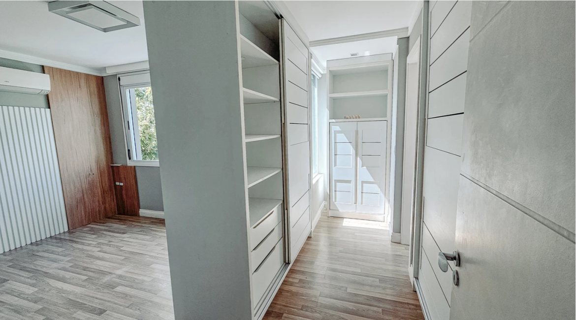 Casa em Condomínio à venda com 271m², 3 dormitórios, 1 suíte, 2 vagas, no bairro Vila Assunção em Porto Alegre