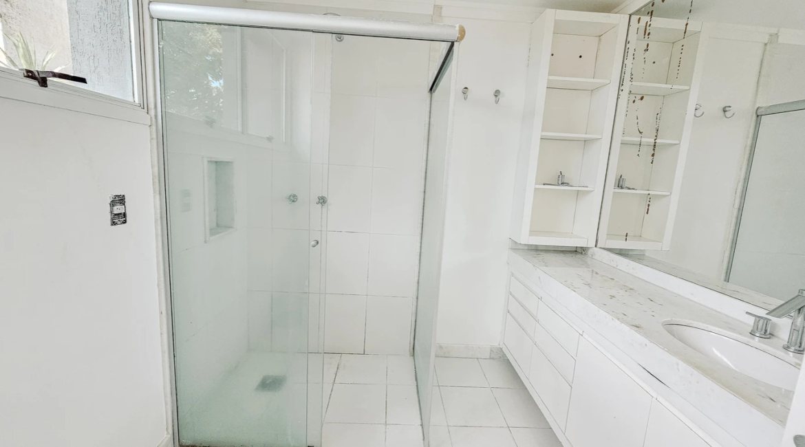Casa em Condomínio à venda com 271m², 3 dormitórios, 1 suíte, 2 vagas, no bairro Vila Assunção em Porto Alegre