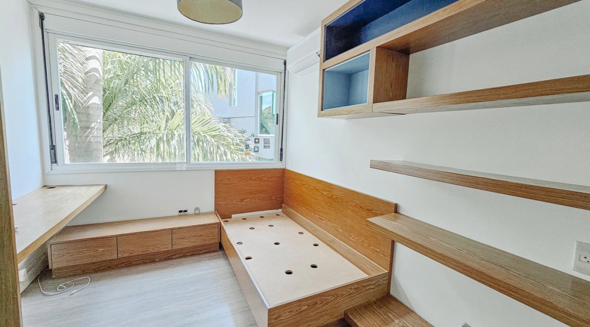 Casa em Condomínio à venda com 271m², 3 dormitórios, 1 suíte, 2 vagas, no bairro Vila Assunção em Porto Alegre