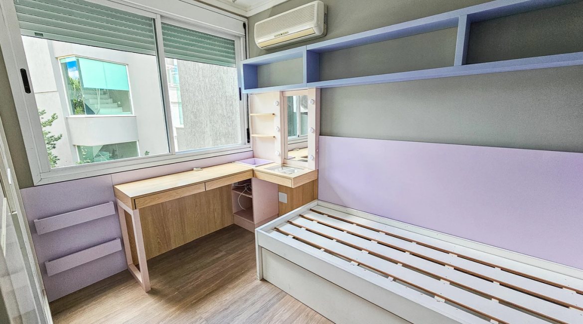 Casa em Condomínio à venda com 271m², 3 dormitórios, 1 suíte, 2 vagas, no bairro Vila Assunção em Porto Alegre