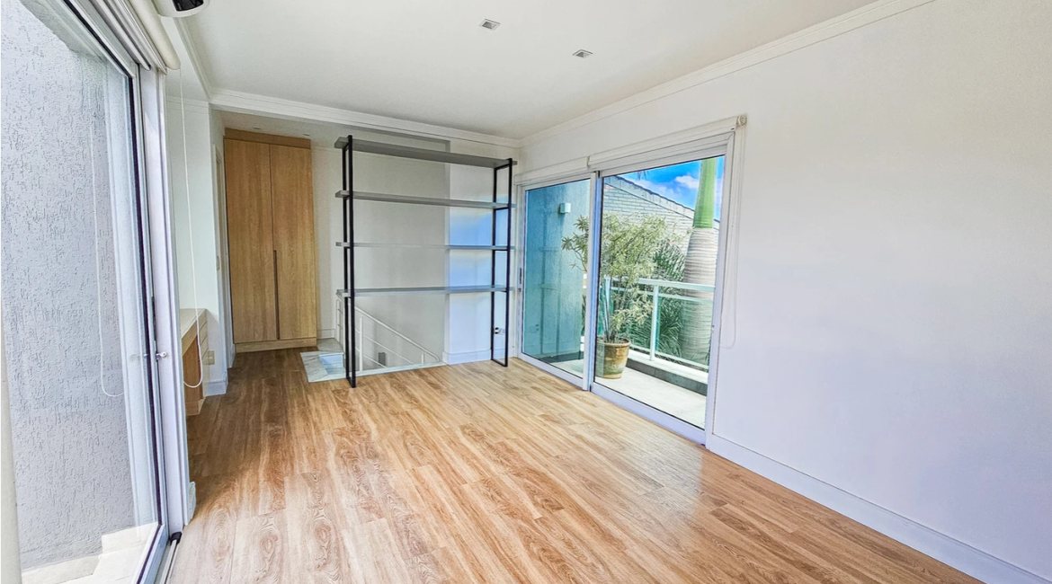 Casa em Condomínio à venda com 271m², 3 dormitórios, 1 suíte, 2 vagas, no bairro Vila Assunção em Porto Alegre