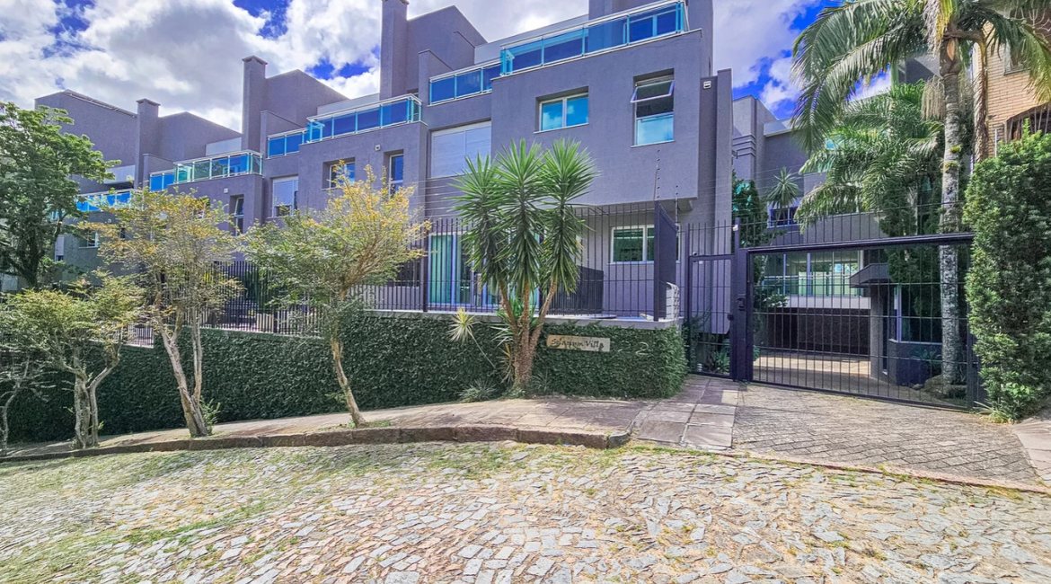 Casa em Condomínio à venda com 271m², 3 dormitórios, 1 suíte, 2 vagas, no bairro Vila Assunção em Porto Alegre