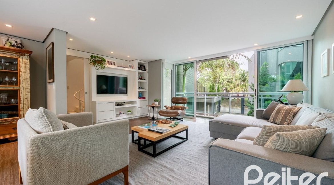 Casa em Condomínio à venda com 271m², 3 dormitórios, 1 suíte, 2 vagas, no bairro Vila Assunção em Porto Alegre