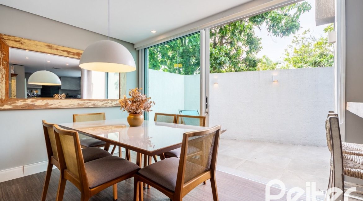 Casa em Condomínio à venda com 271m², 3 dormitórios, 1 suíte, 2 vagas, no bairro Vila Assunção em Porto Alegre