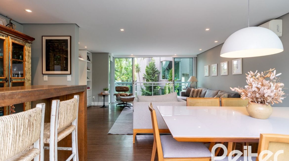 Casa em Condomínio à venda com 271m², 3 dormitórios, 1 suíte, 2 vagas, no bairro Vila Assunção em Porto Alegre