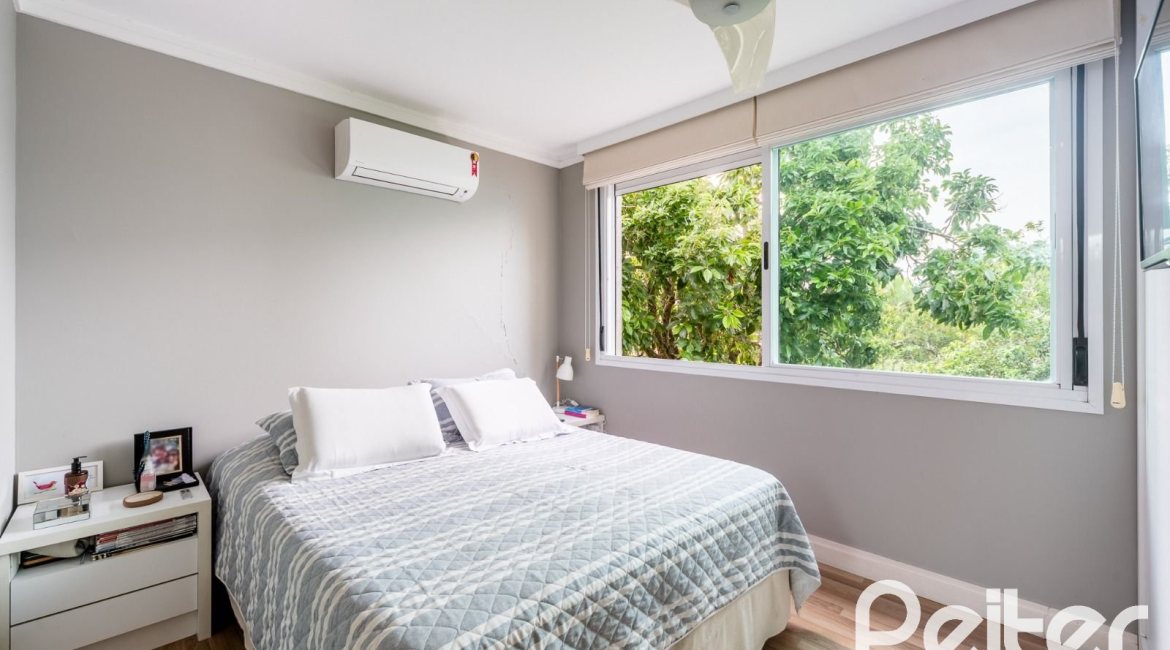 Casa em Condomínio à venda com 271m², 3 dormitórios, 1 suíte, 2 vagas, no bairro Vila Assunção em Porto Alegre