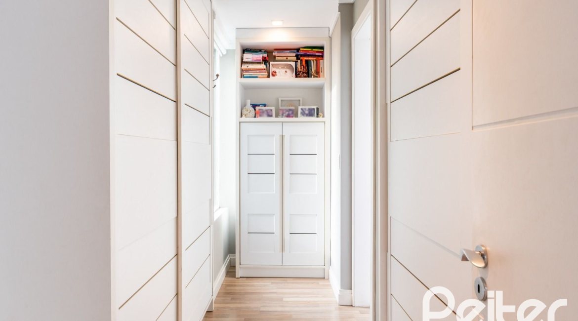 Casa em Condomínio à venda com 271m², 3 dormitórios, 1 suíte, 2 vagas, no bairro Vila Assunção em Porto Alegre