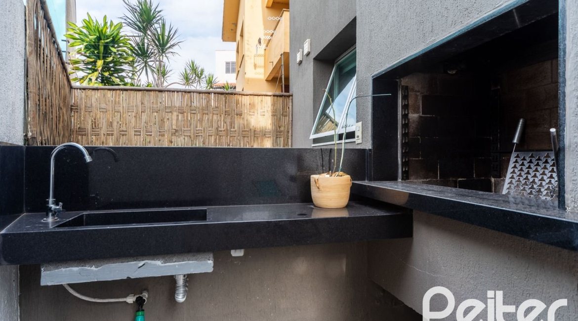 Casa em Condomínio à venda com 271m², 3 dormitórios, 1 suíte, 2 vagas, no bairro Vila Assunção em Porto Alegre