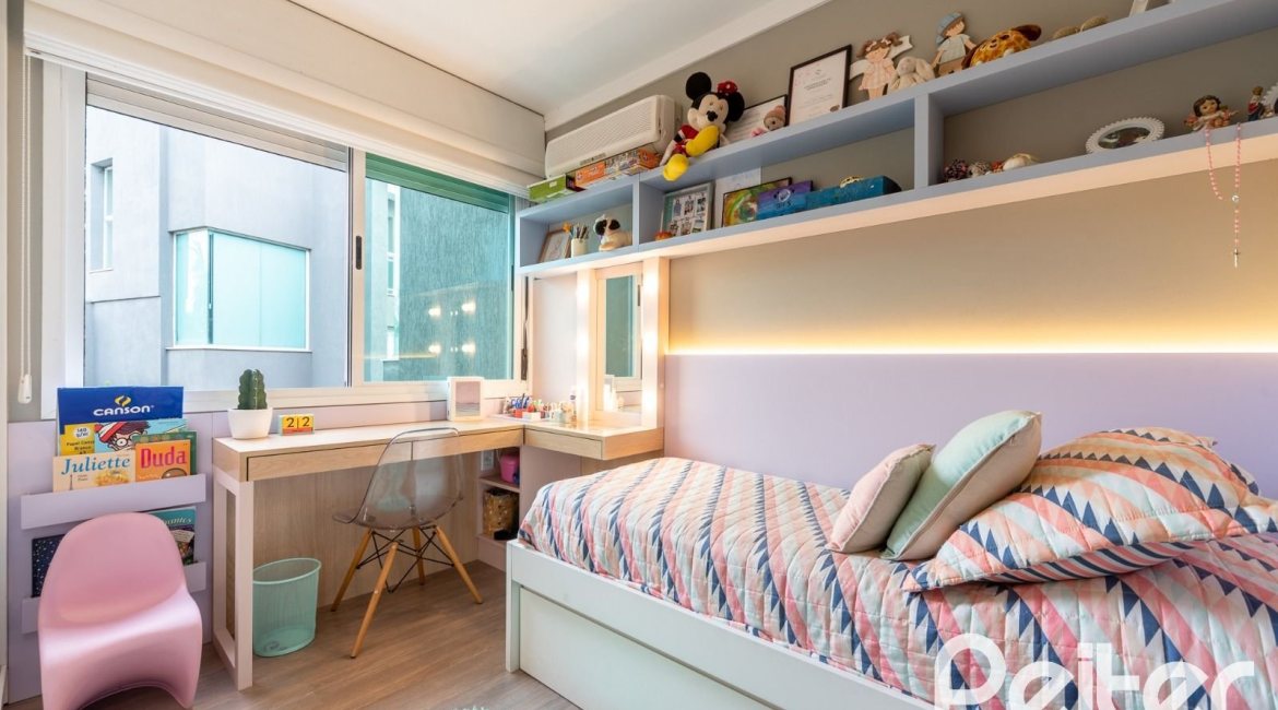 Casa em Condomínio à venda com 271m², 3 dormitórios, 1 suíte, 2 vagas, no bairro Vila Assunção em Porto Alegre