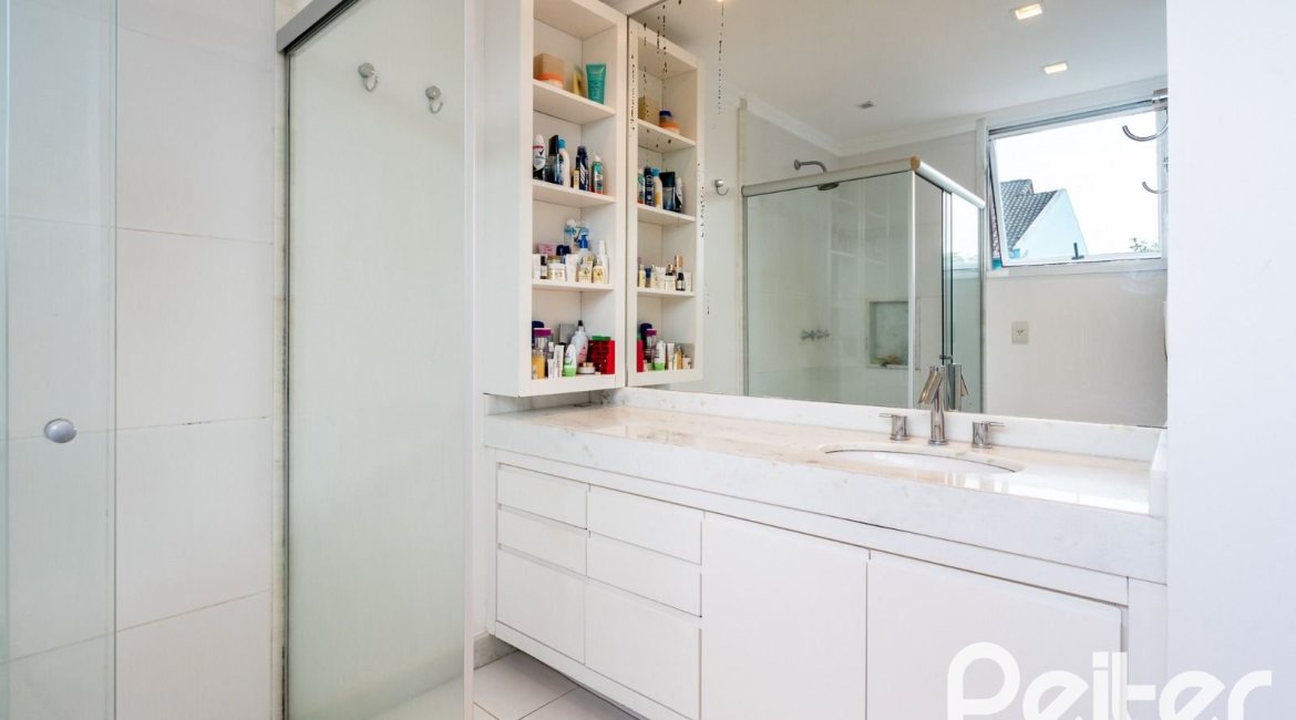 Casa em Condomínio à venda com 271m², 3 dormitórios, 1 suíte, 2 vagas, no bairro Vila Assunção em Porto Alegre