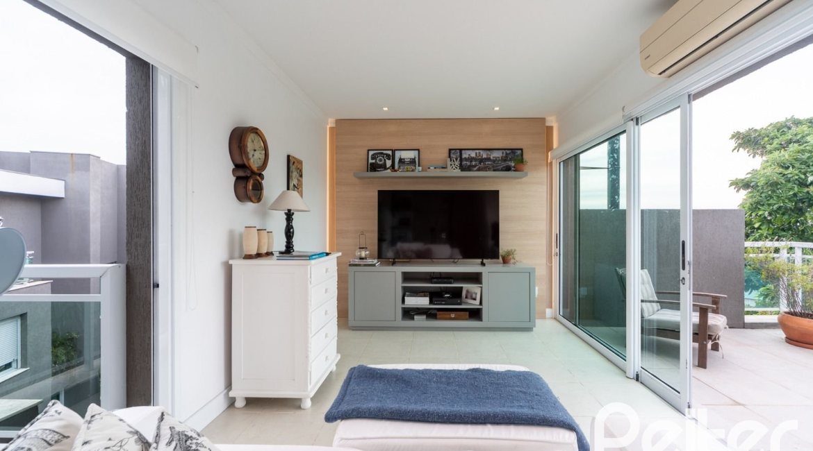 Casa em Condomínio à venda com 271m², 3 dormitórios, 1 suíte, 2 vagas, no bairro Vila Assunção em Porto Alegre