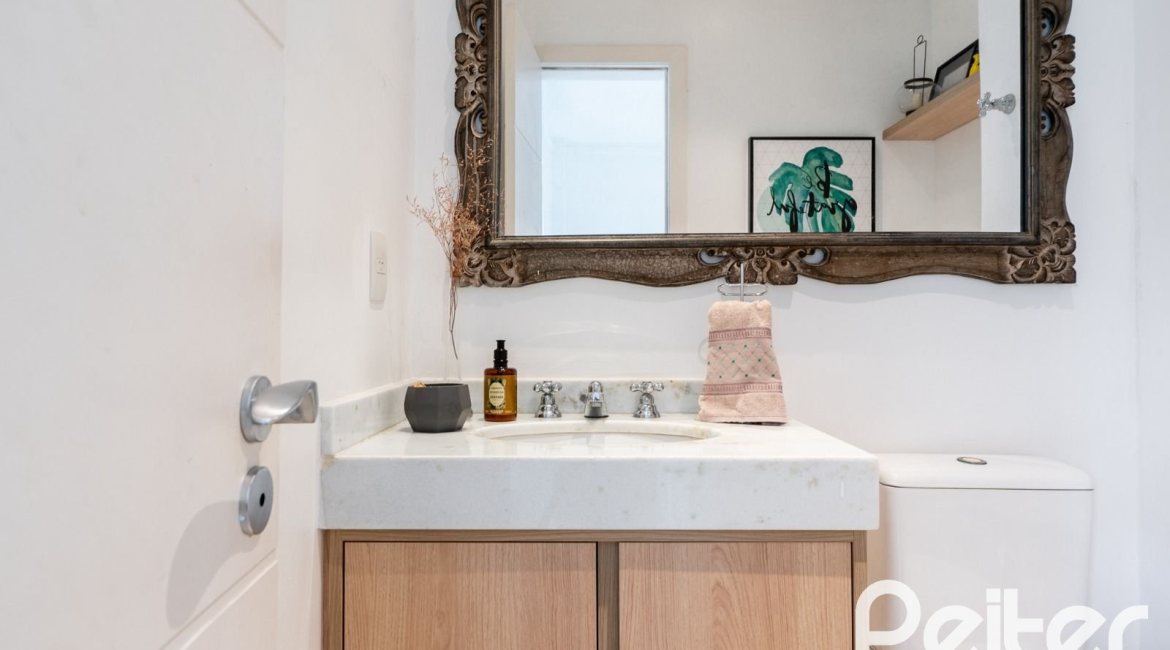 Casa em Condomínio à venda com 271m², 3 dormitórios, 1 suíte, 2 vagas, no bairro Vila Assunção em Porto Alegre