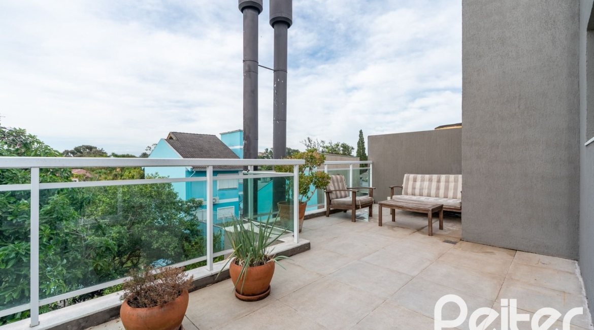 Casa em Condomínio à venda com 271m², 3 dormitórios, 1 suíte, 2 vagas, no bairro Vila Assunção em Porto Alegre