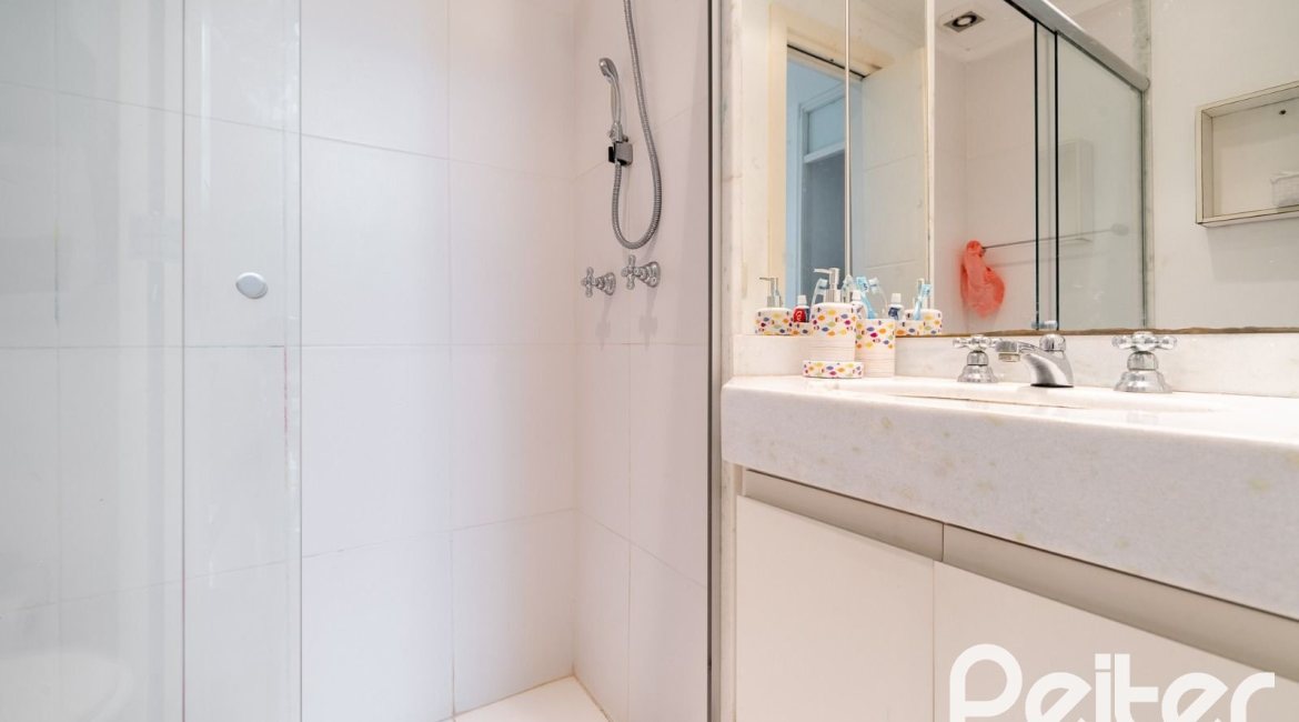 Casa em Condomínio à venda com 271m², 3 dormitórios, 1 suíte, 2 vagas, no bairro Vila Assunção em Porto Alegre