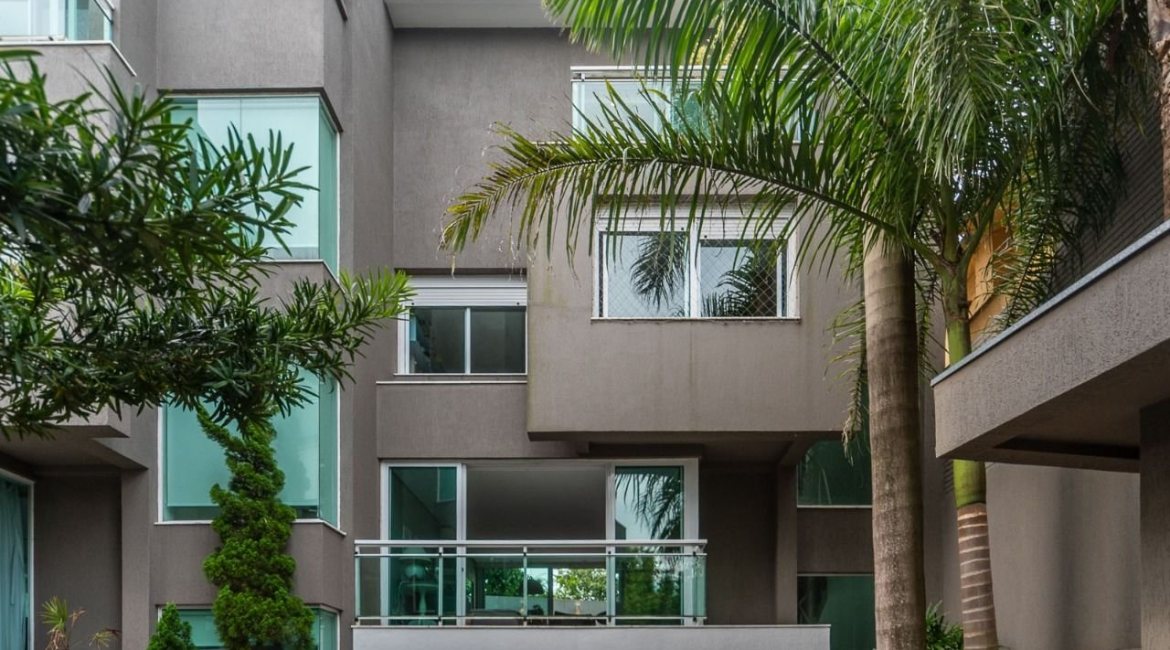 Casa em Condomínio à venda com 271m², 3 dormitórios, 1 suíte, 2 vagas, no bairro Vila Assunção em Porto Alegre