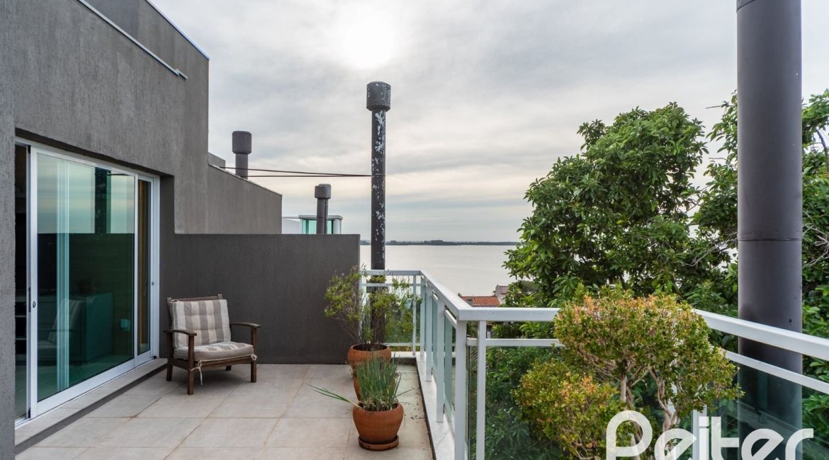 Casa em Condomínio à venda com 271m², 3 dormitórios, 1 suíte, 2 vagas, no bairro Vila Assunção em Porto Alegre