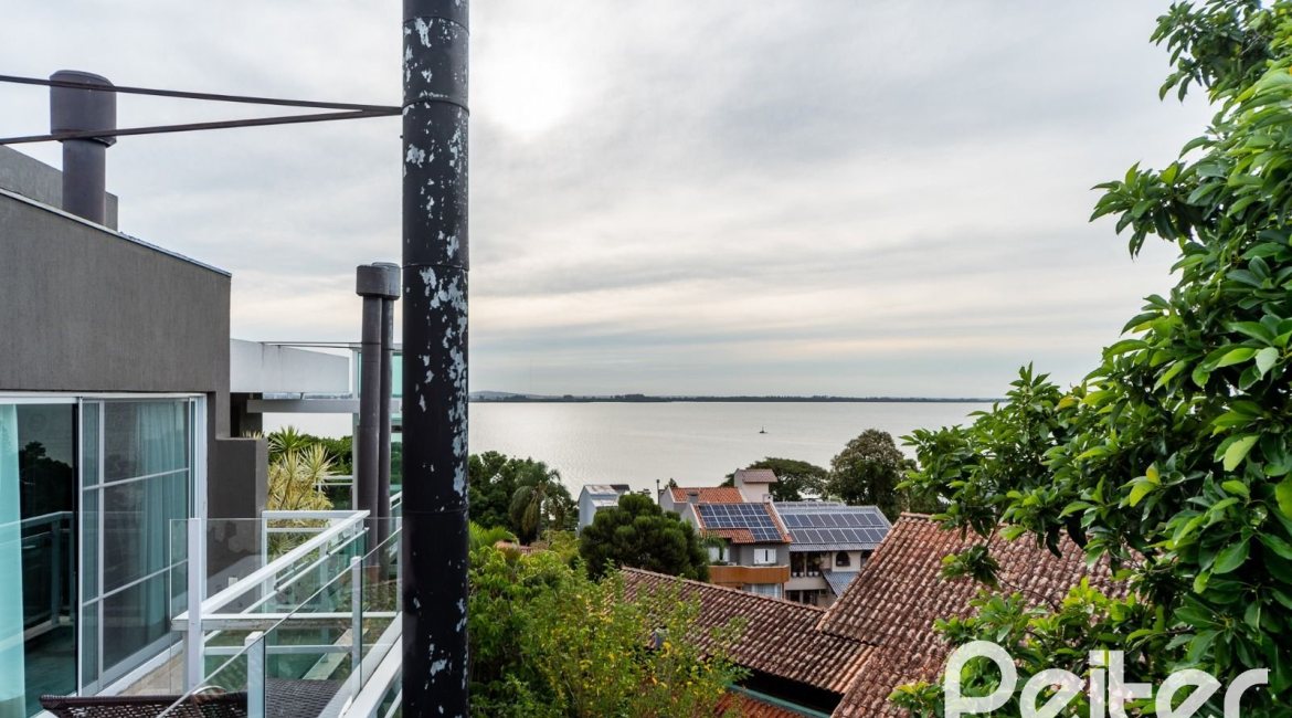 Casa em Condomínio à venda com 271m², 3 dormitórios, 1 suíte, 2 vagas, no bairro Vila Assunção em Porto Alegre