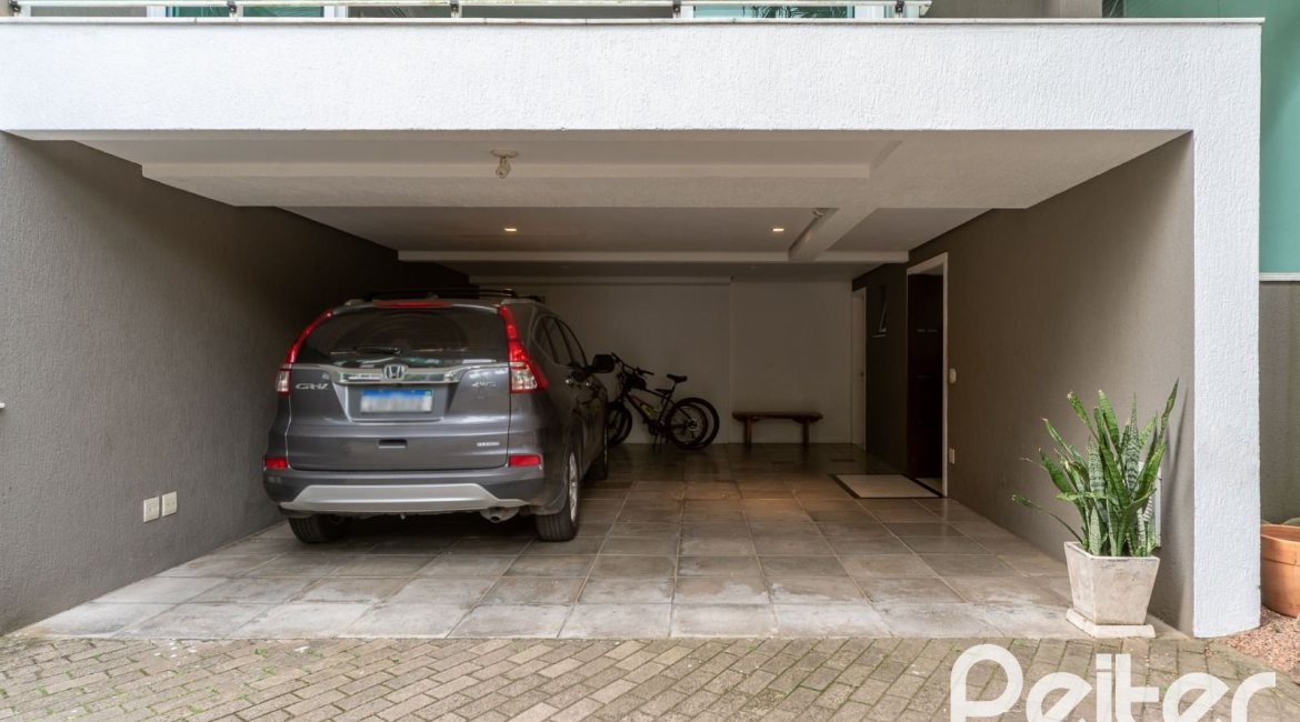 Casa em Condomínio à venda com 271m², 3 dormitórios, 1 suíte, 2 vagas, no bairro Vila Assunção em Porto Alegre