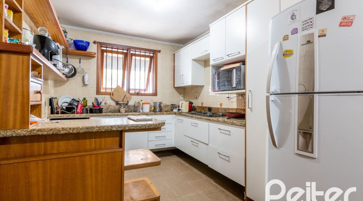 Casa à venda com 390m², 4 dormitórios, 1 suíte, 3 vagas, no bairro Santa Tereza em Porto Alegre