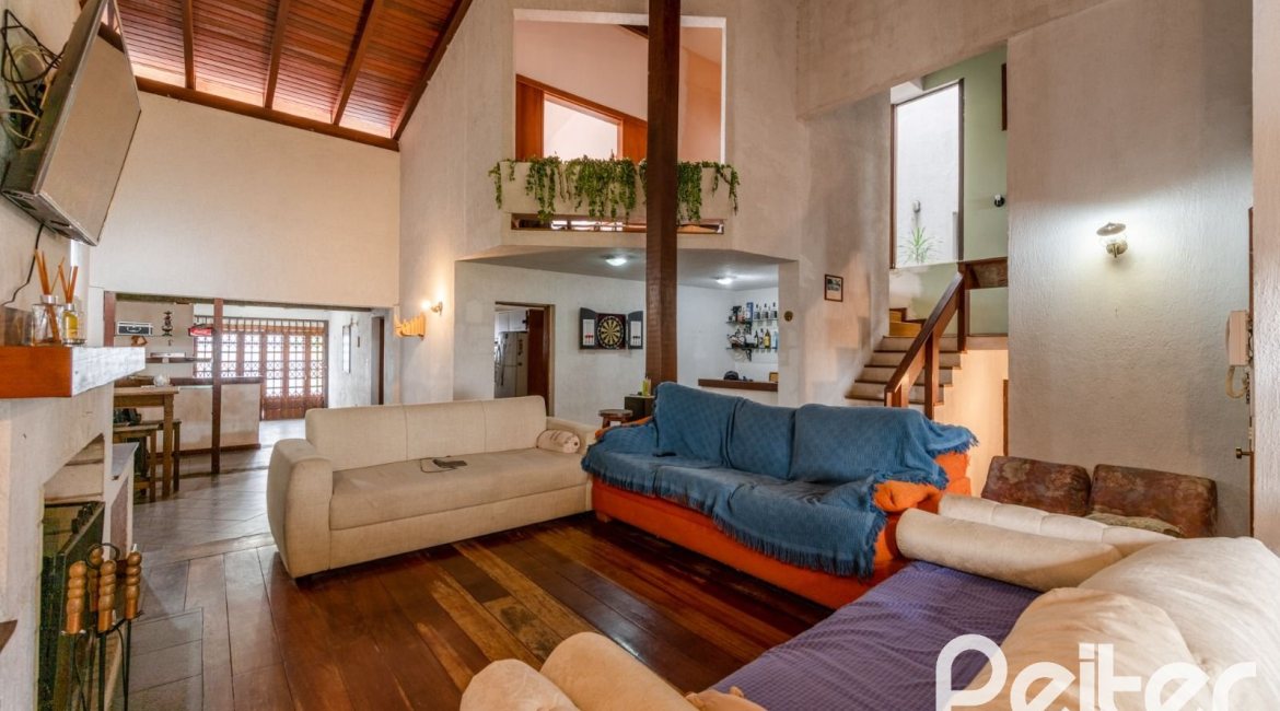 Casa à venda com 390m², 4 dormitórios, 1 suíte, 3 vagas, no bairro Santa Tereza em Porto Alegre