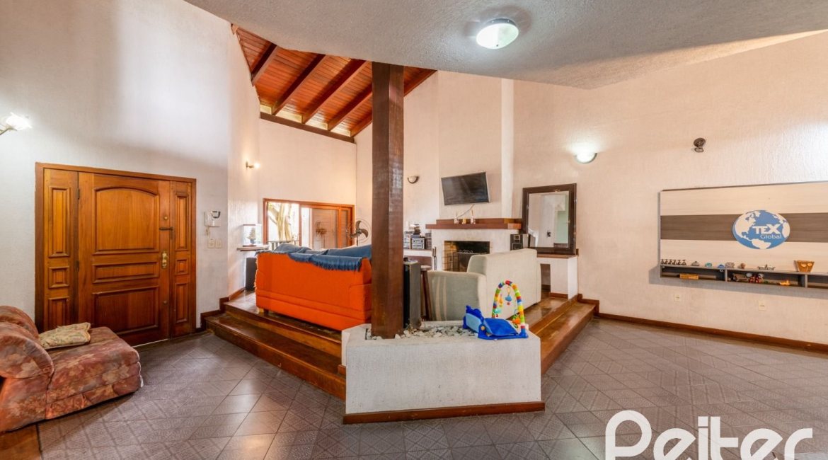 Casa à venda com 390m², 4 dormitórios, 1 suíte, 3 vagas, no bairro Santa Tereza em Porto Alegre