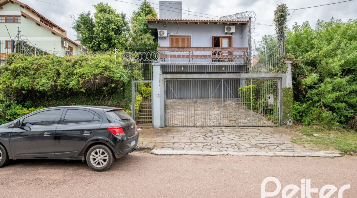Casa à venda com 390m², 4 dormitórios, 1 suíte, 3 vagas, no bairro Santa Tereza em Porto Alegre
